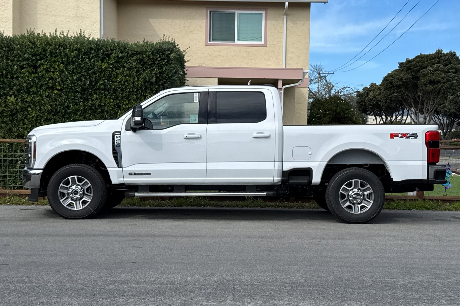 2025 Ford F-250 Lariat photo 2