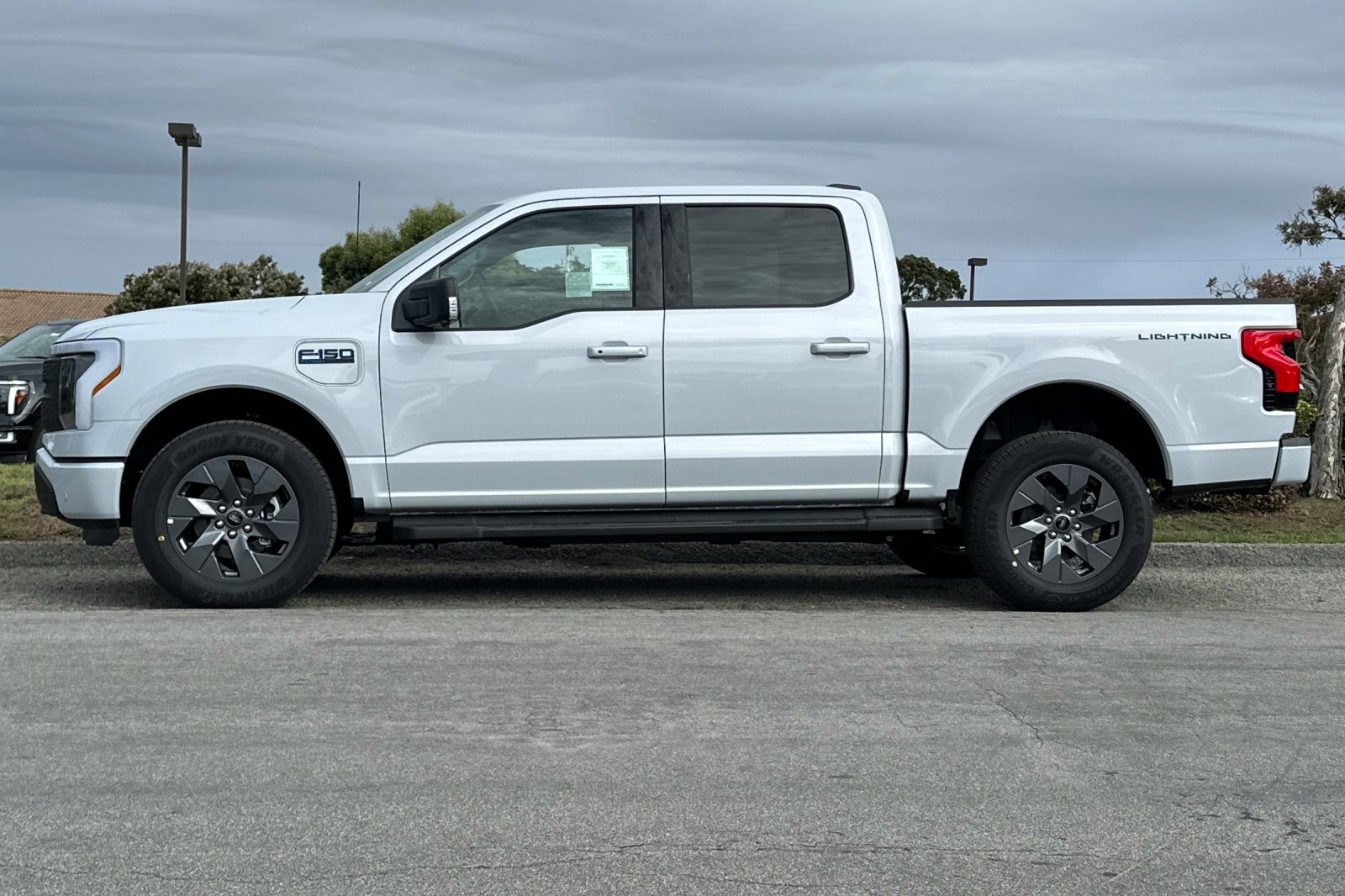 2025 Ford F-150 Lightning photo 2