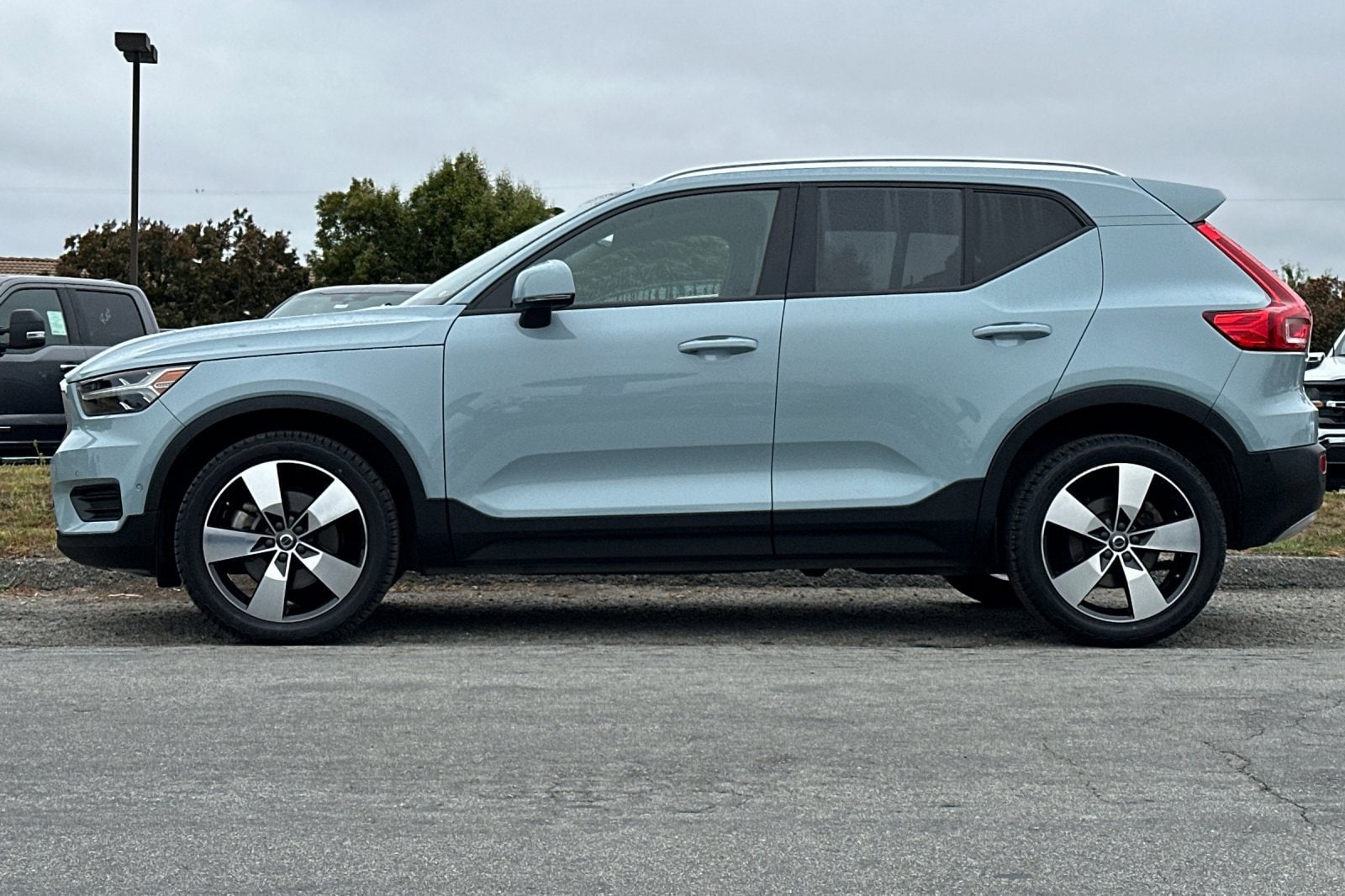 Used 2019 Volvo XC40 Momentum with VIN YV4162XZXK2011496 for sale in Half Moon Bay, CA