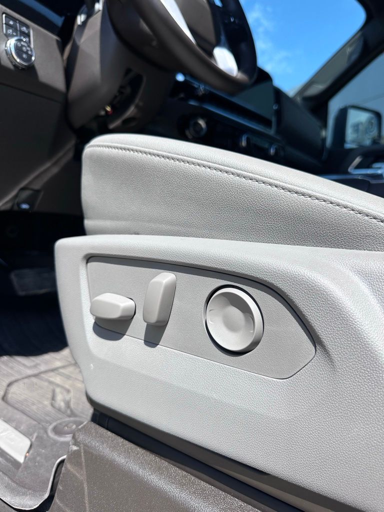 2025 GMC Sierra 2500HD SLT - Photo 9