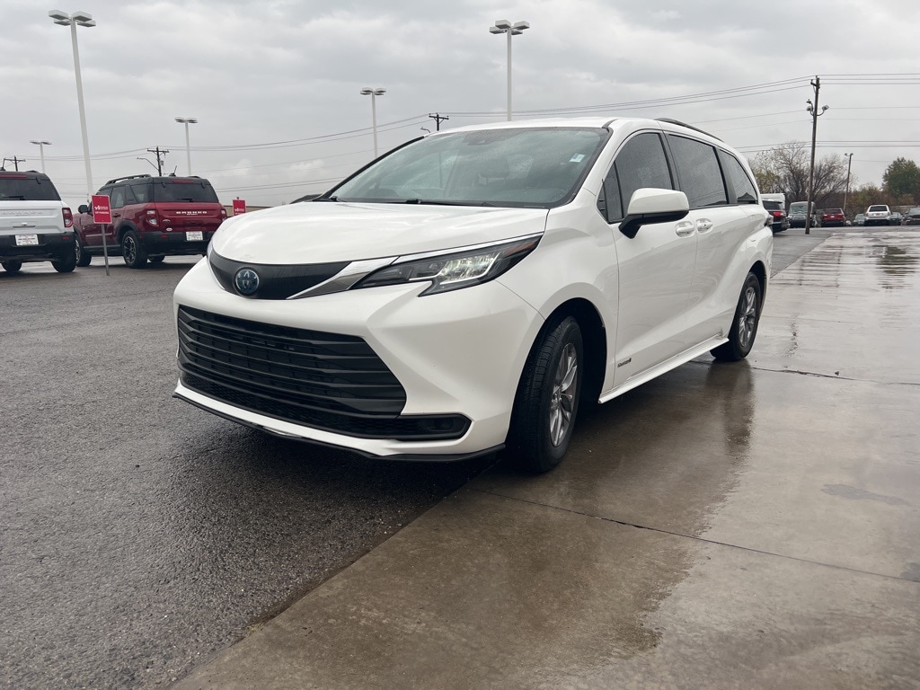 2021 Toyota Sienna LE's photo