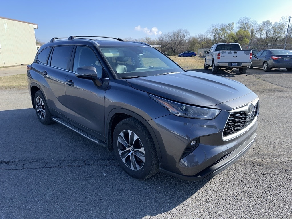 2024 Toyota Highlander XLE's photo