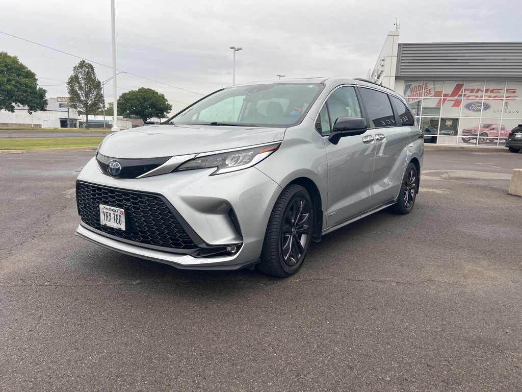 2021 Toyota Sienna XSE's photo