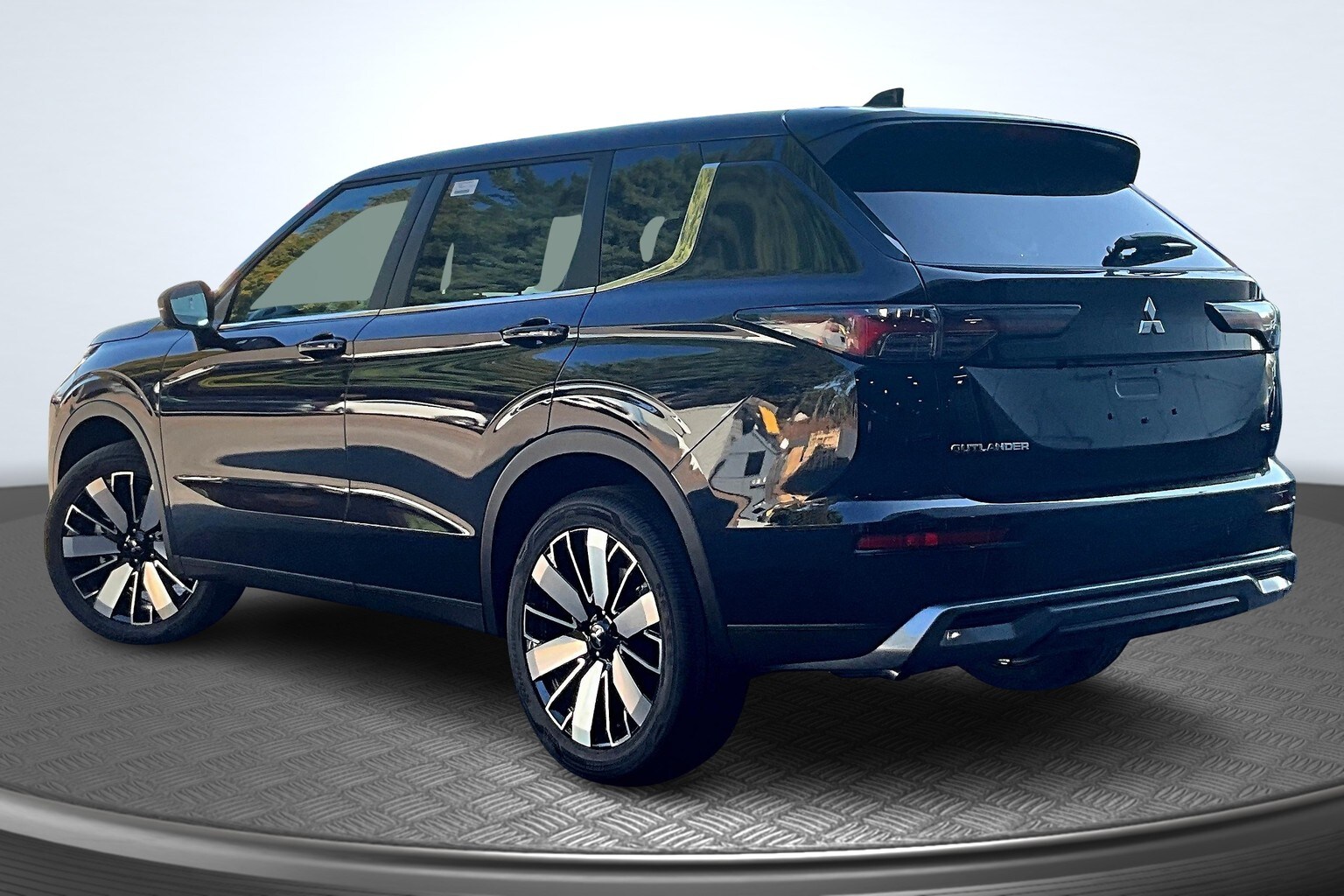 2025 Mitsubishi Outlander SE Ralliart photo 2