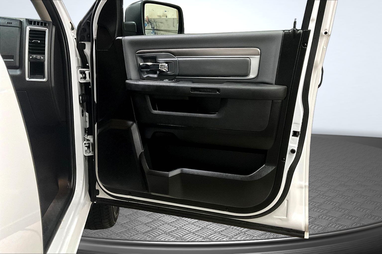 2024 RAM Ram 1500 Classic SLT - Photo 19