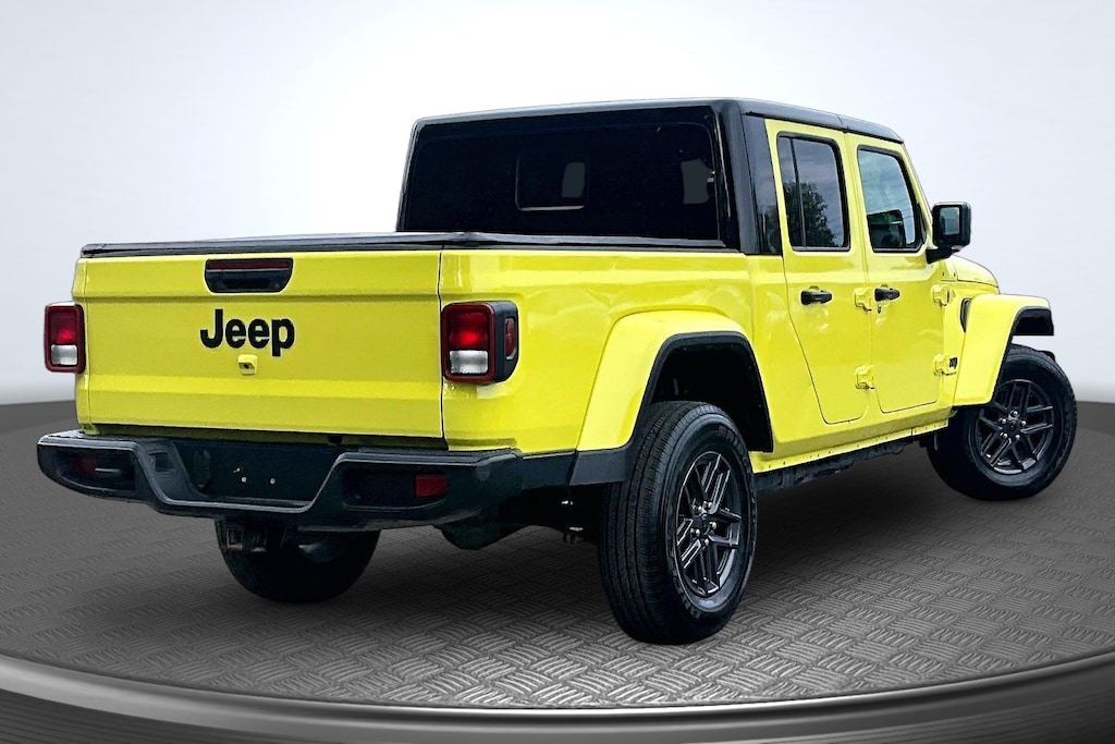 Used 2024 Jeep Gladiator Sport Truck Crew Cab