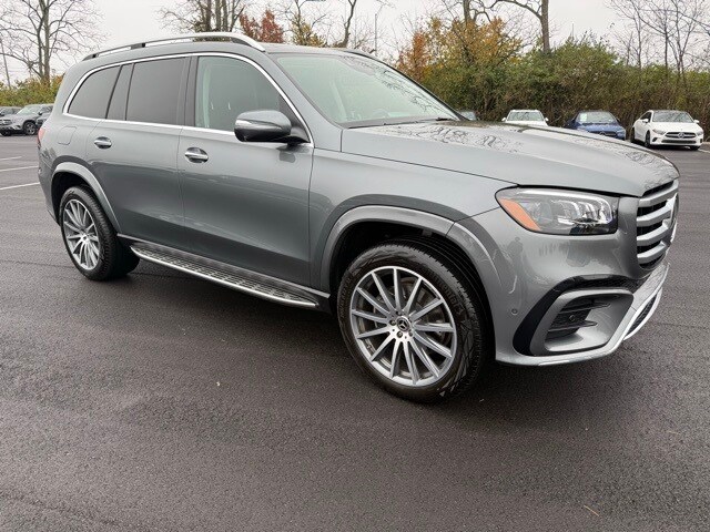 2025 Mercedes Benz GLS 450 4MATIC photo 3