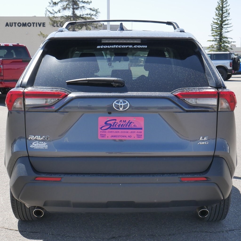 2021 Toyota RAV4 LE photo 3