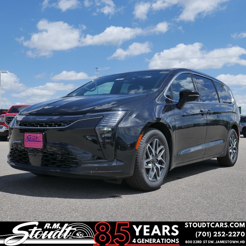2027 Chrysler Pacifica Limited's photo