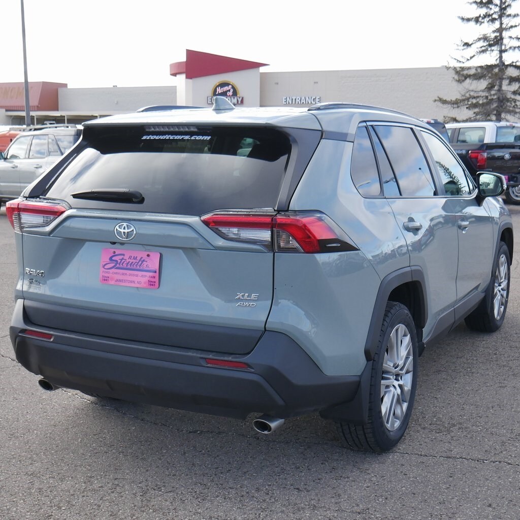 2023 Toyota RAV4 XLE Premium photo 3