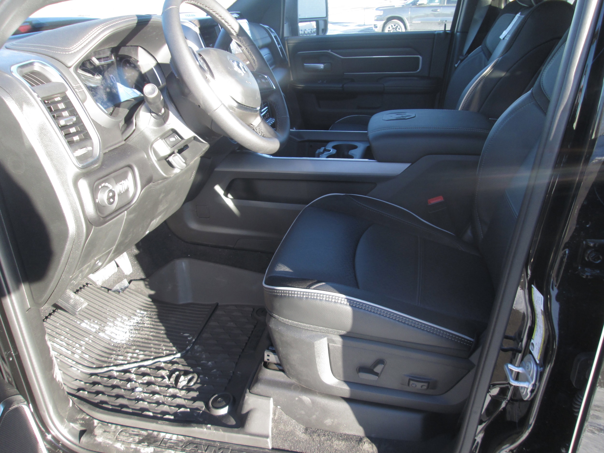 2026 RAM 3500 Laramie - Photo 17