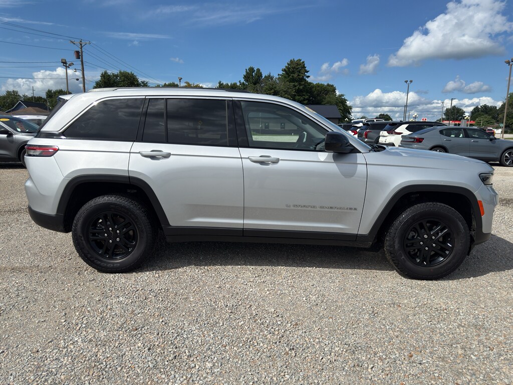 Used 2023 Jeep Grand Cherokee Laredo Wagon