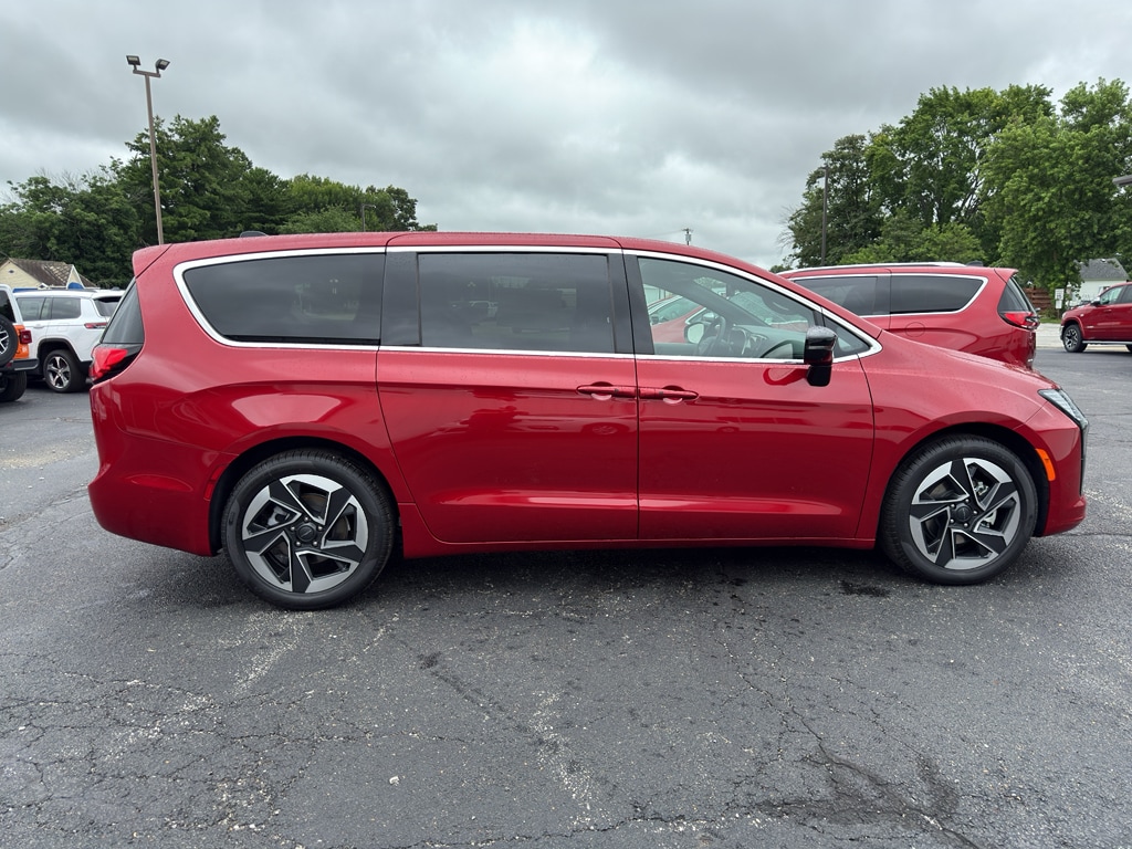 New 2027 Chrysler Pacifica LIMITED Passenger Van