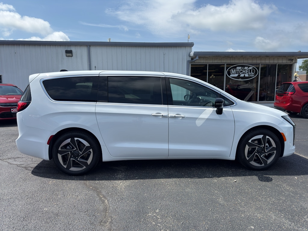 New 2027 Chrysler Pacifica LIMITED Passenger Van