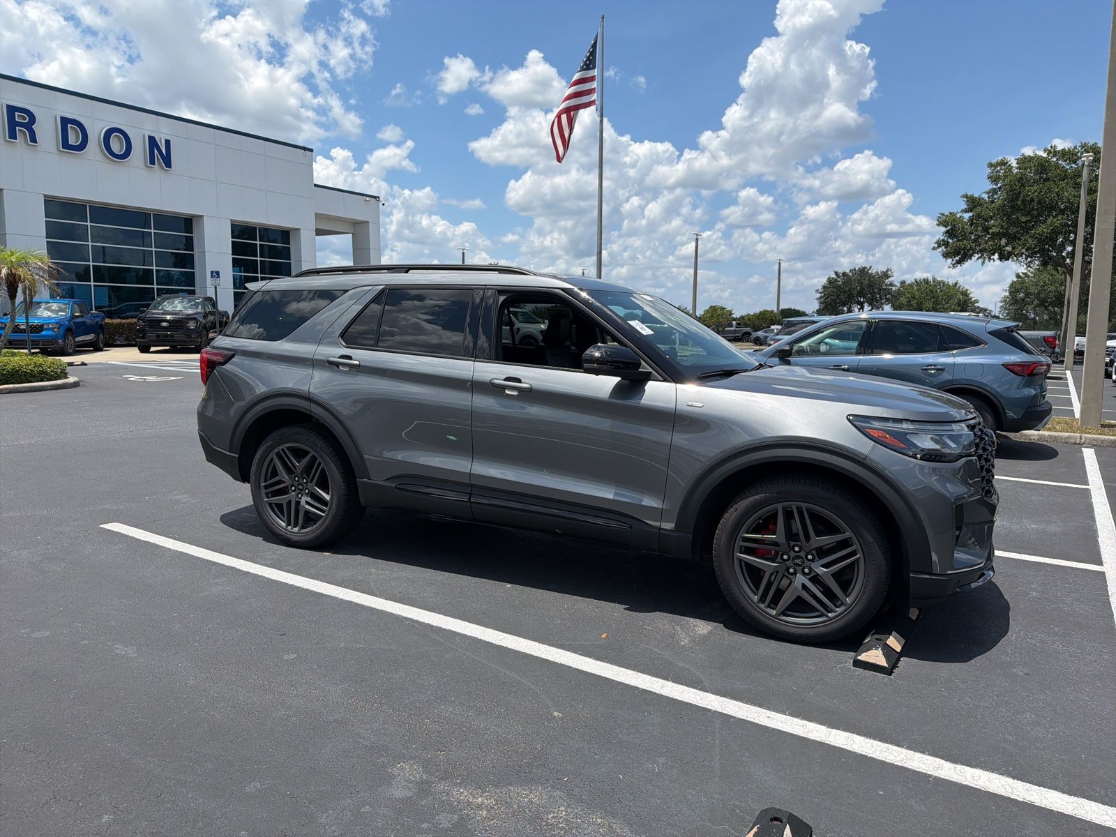 2025 Ford Explorer ST-LINE 4WD (PL535)'s photo