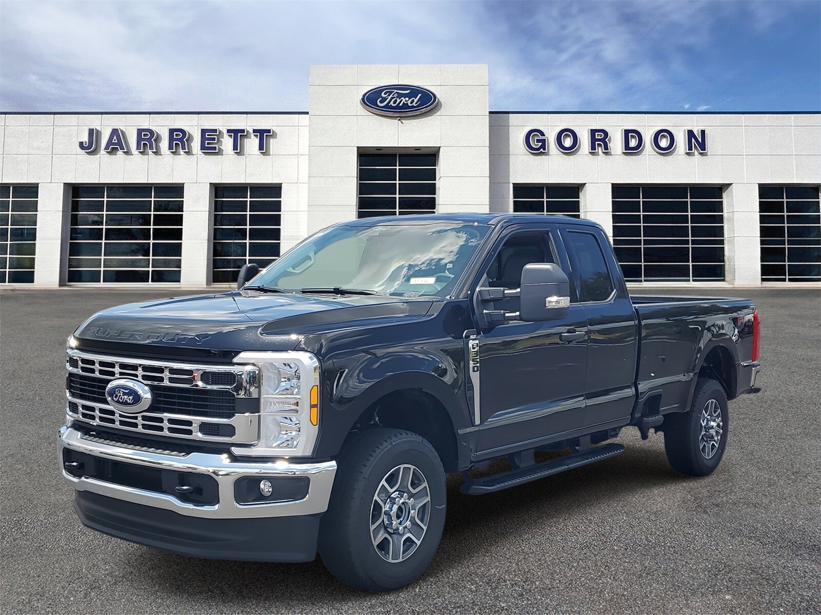 2025 Ford F-350 XLT photo 2