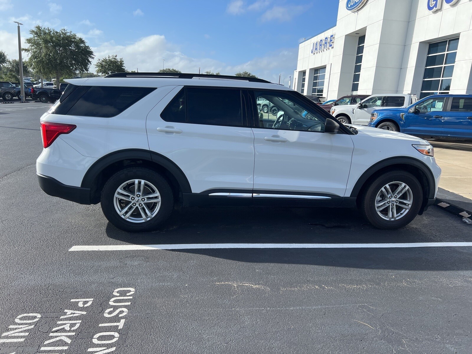 2023 Ford Explorer XLT photo 3