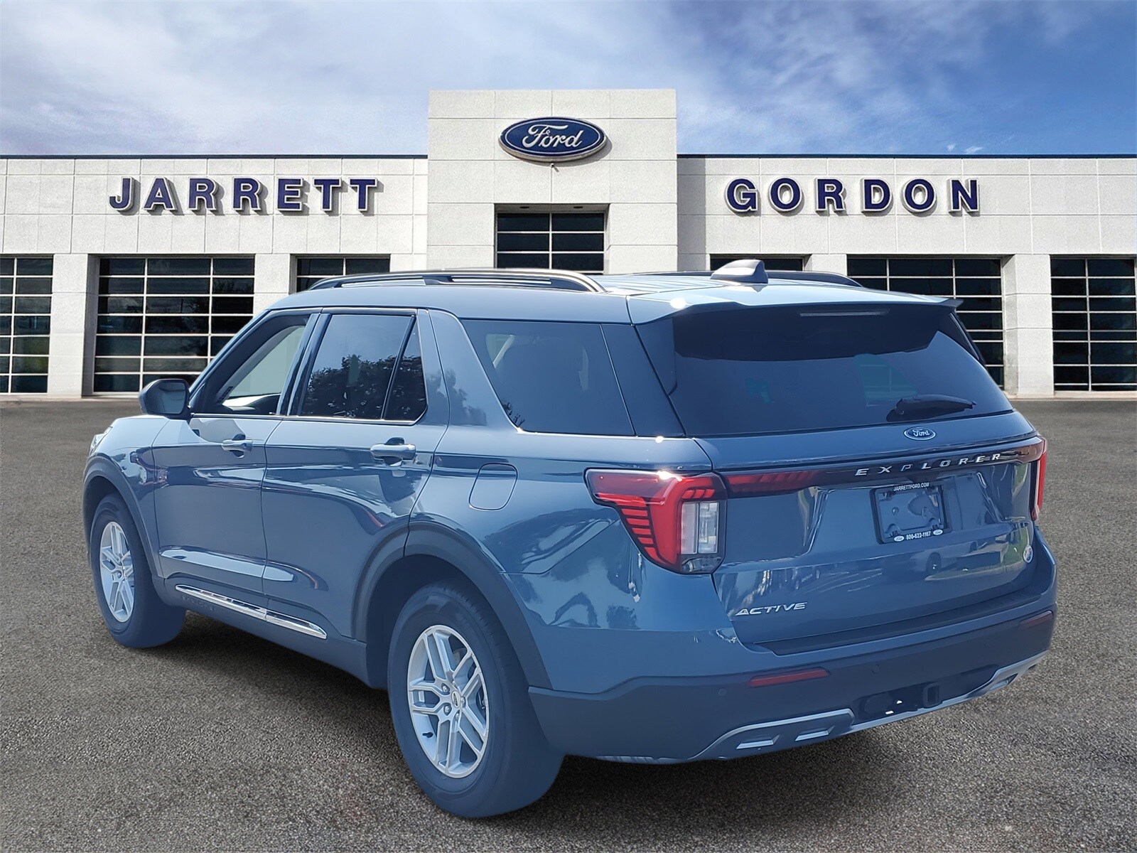 2025 Ford Explorer photo 2