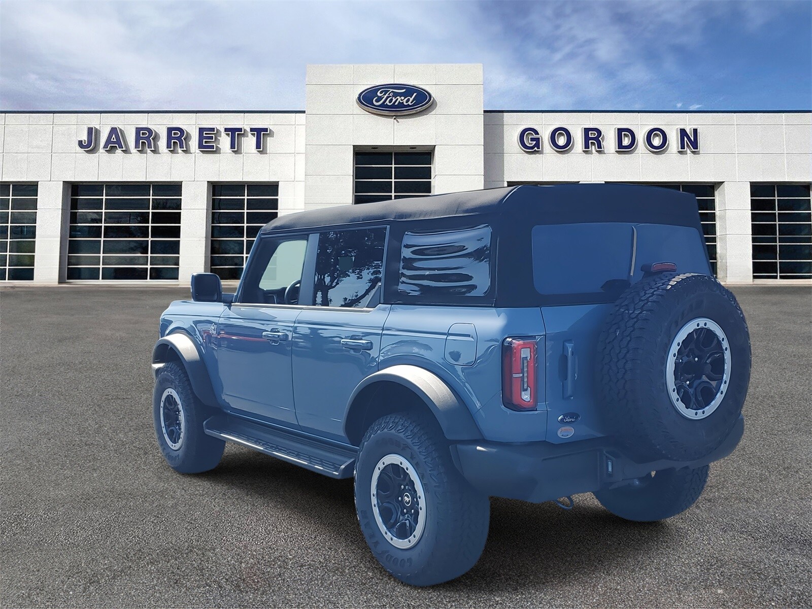 2025 Ford Bronco Outer Banks photo 2