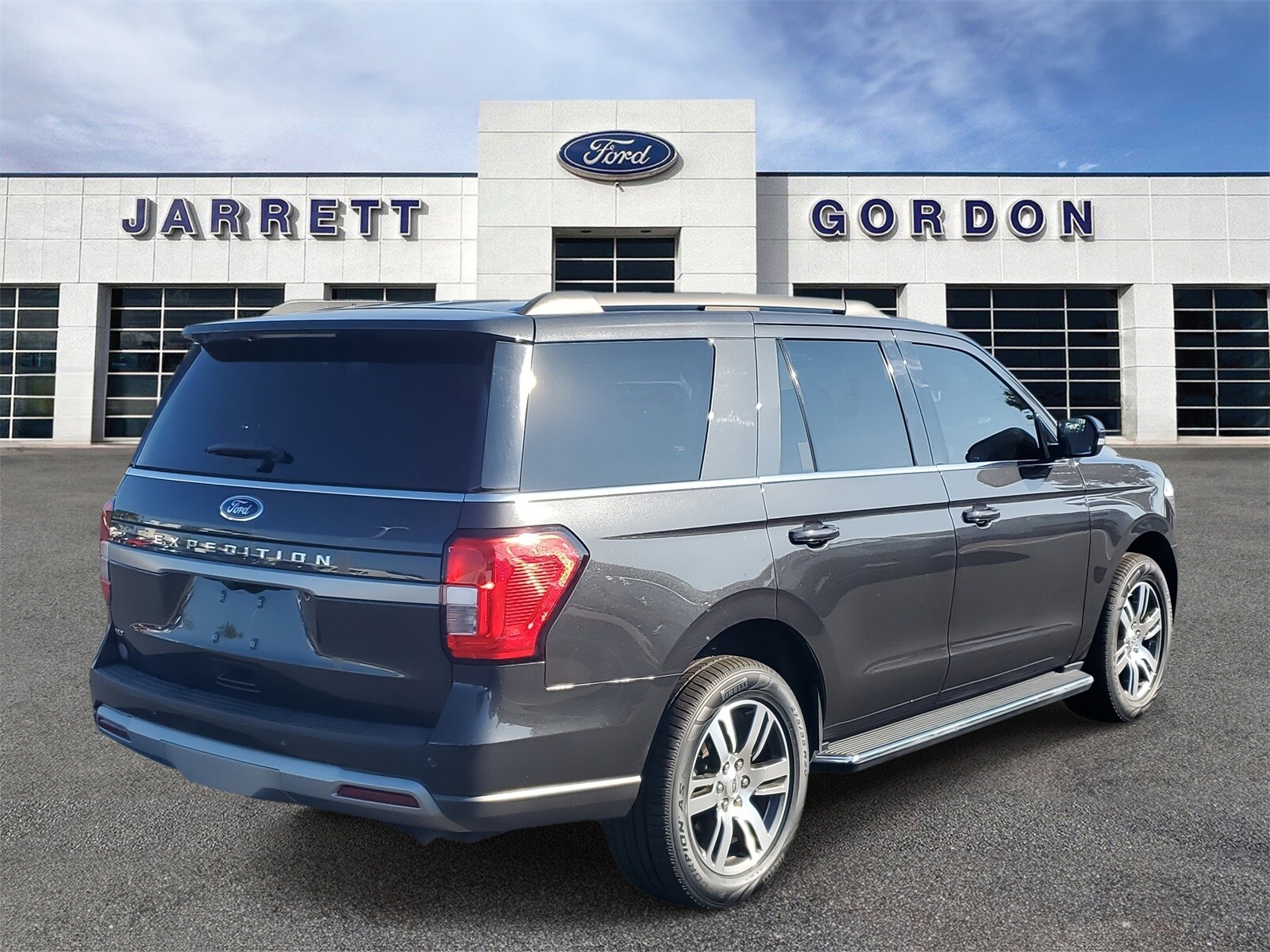 2023 Ford Expedition XLT photo 2