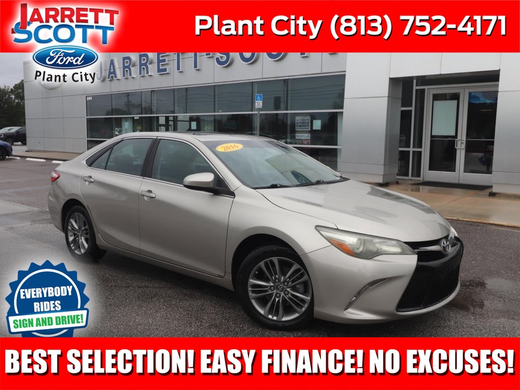Used 2016 Toyota Camry SE Sedan