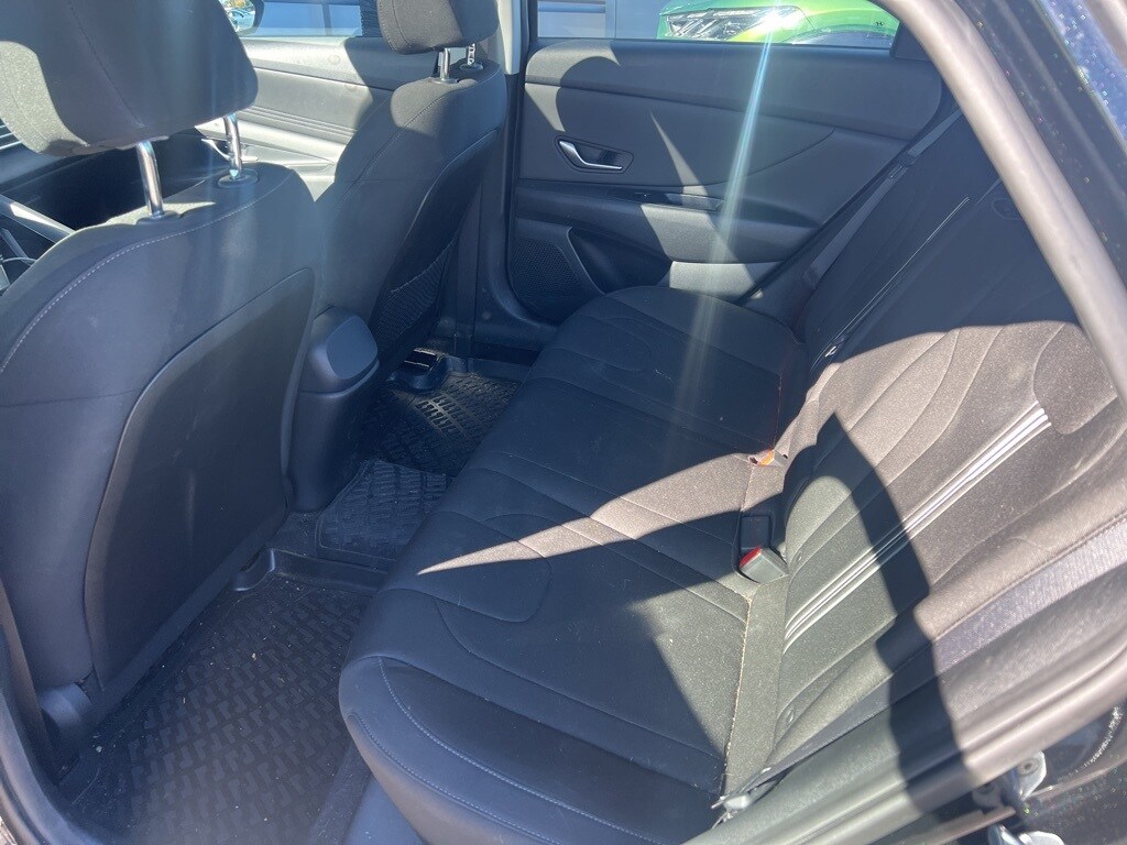 2022 Hyundai Elantra SEL photo 4