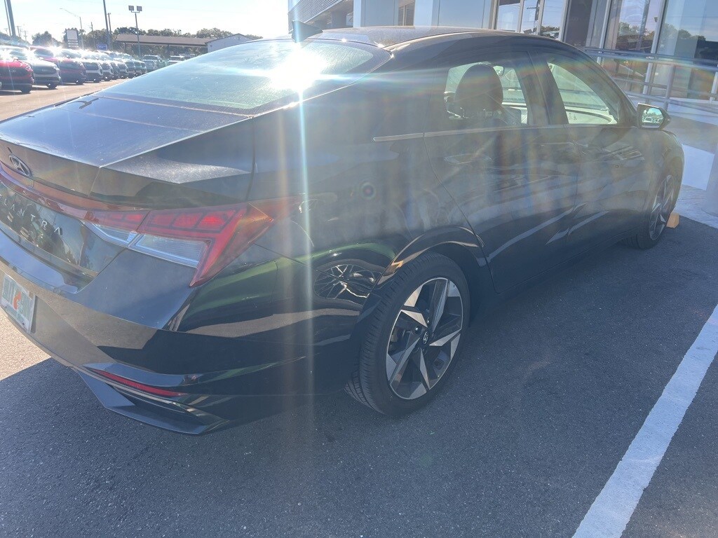 2022 Hyundai Elantra SEL photo 3