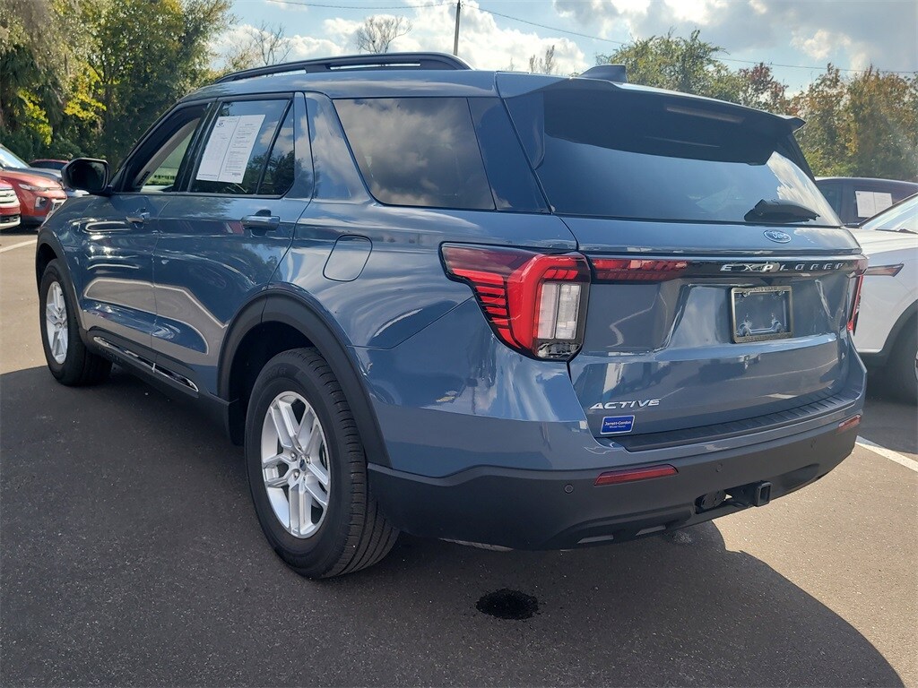 2025 Ford Explorer photo 2