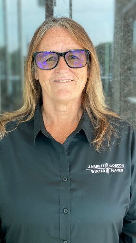 Staff member Lisa Stluka from ID_eb6cc1