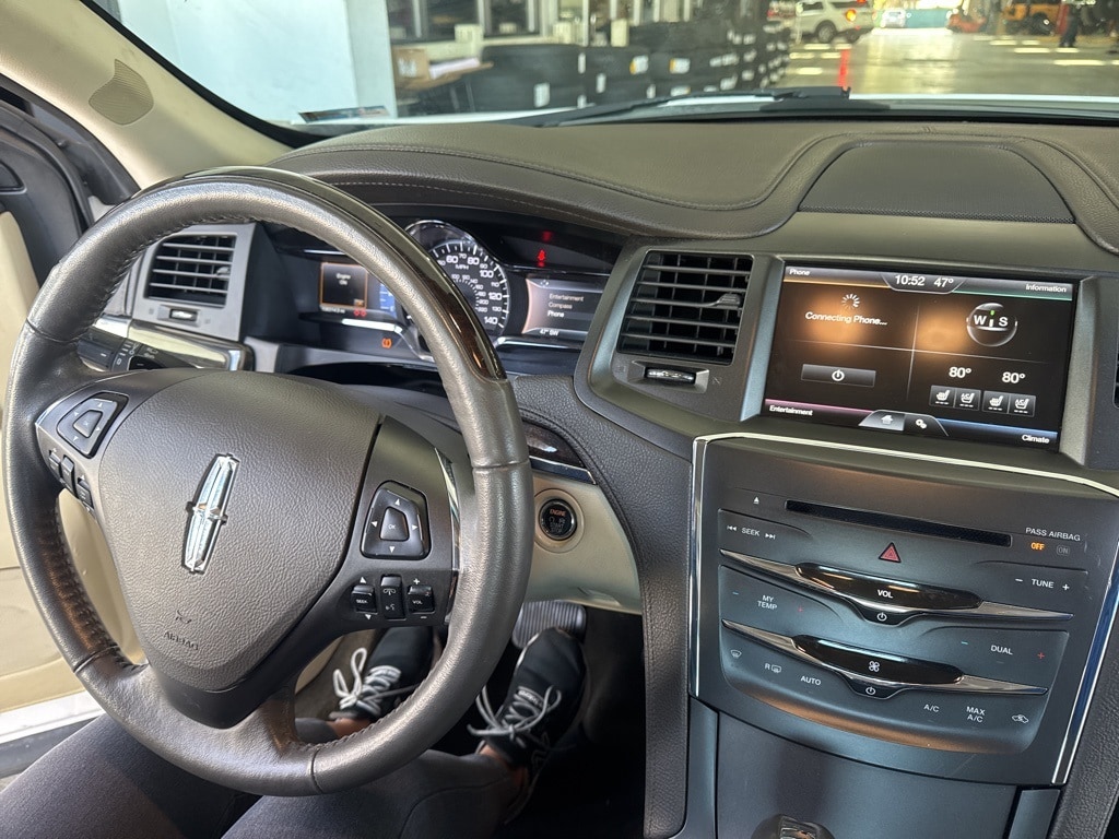 2015 Lincoln MKS Base photo 4