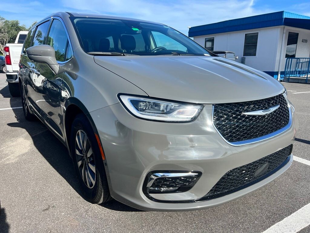 Used 2022 Chrysler Pacifica Hybrid Touring L Minivan/Van