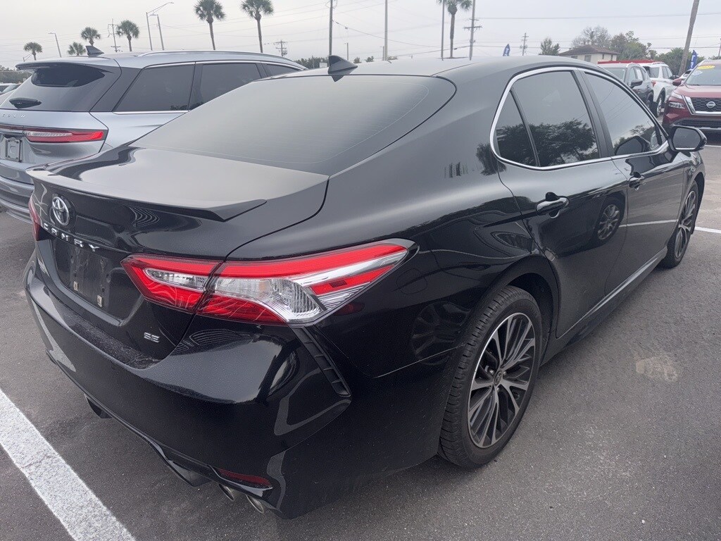 Used 2020 Toyota Camry SE Sedan