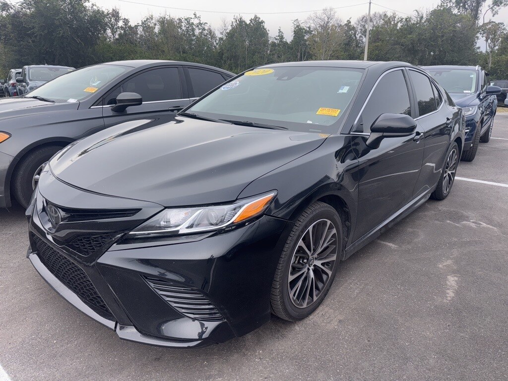 Used 2020 Toyota Camry SE Sedan