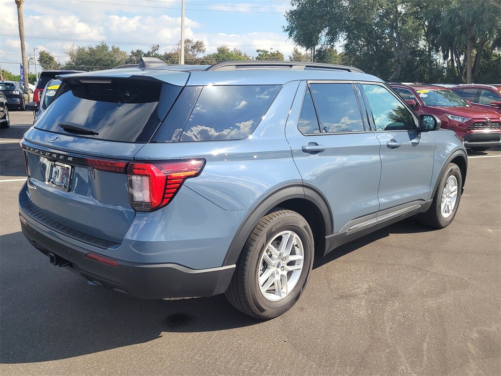 2025 Ford Explorer photo 3