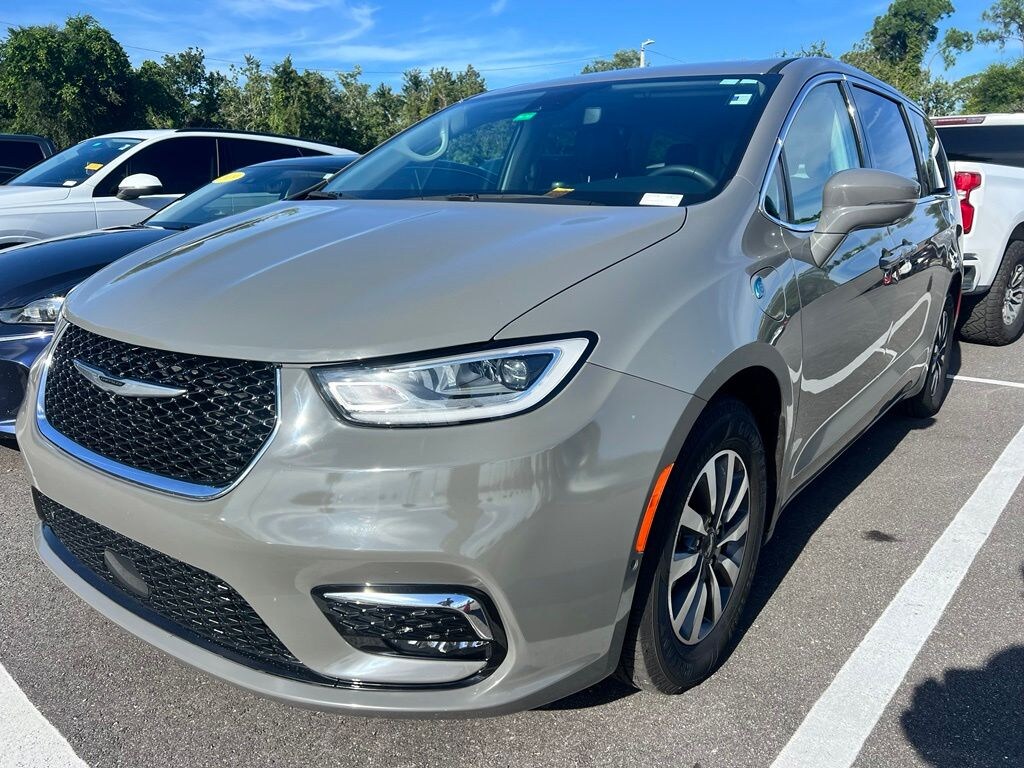 Used 2022 Chrysler Pacifica Hybrid Touring L Minivan/Van