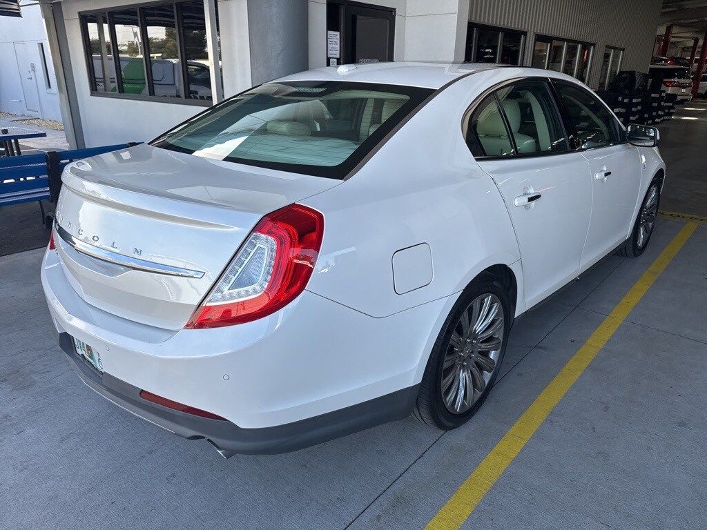 2015 Lincoln MKS Base photo 2