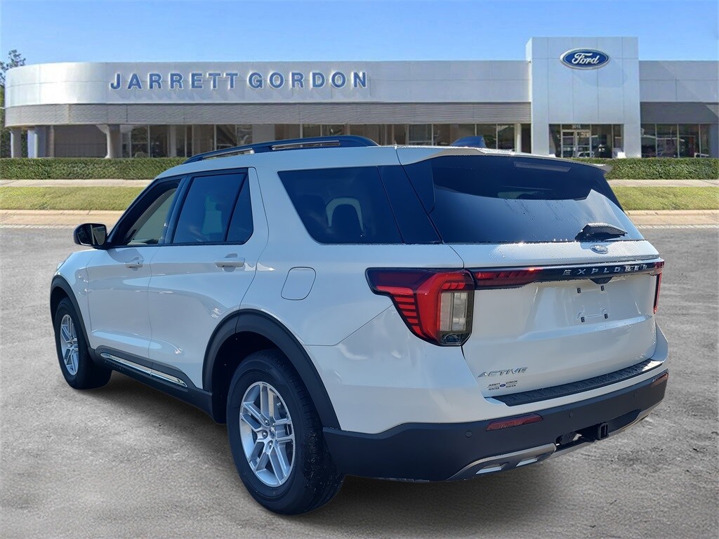 2025 Ford Explorer photo 2