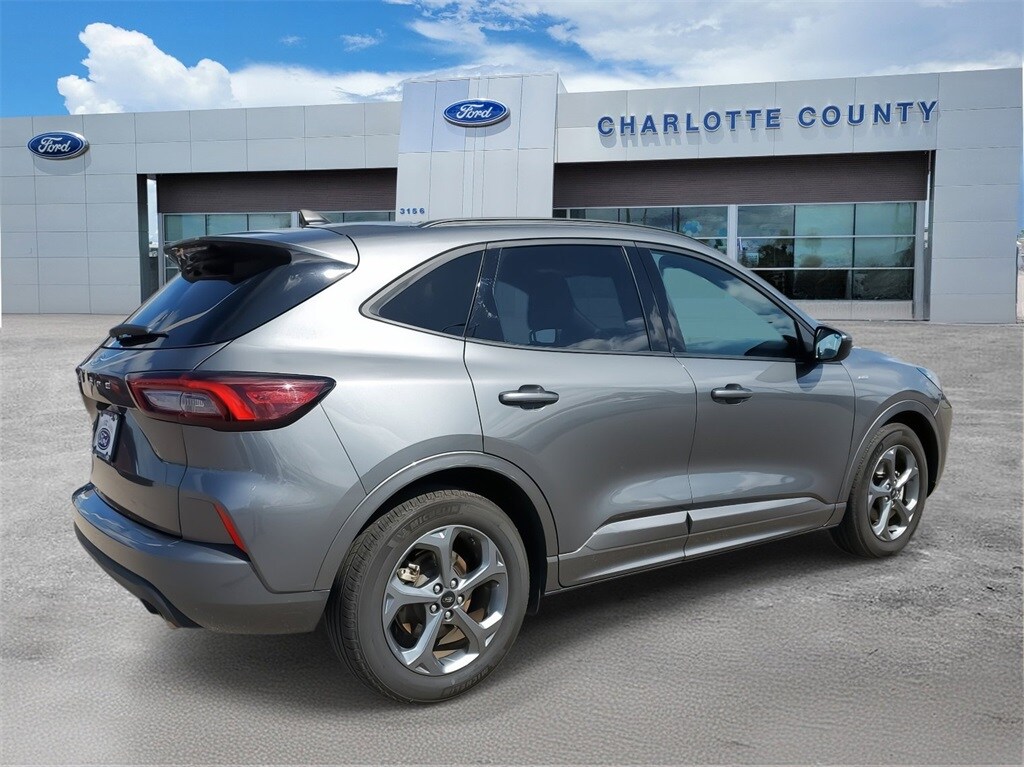 2023 Ford Escape ST-Line photo 2