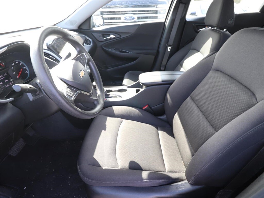 2024 Chevrolet Malibu 1LT photo 2