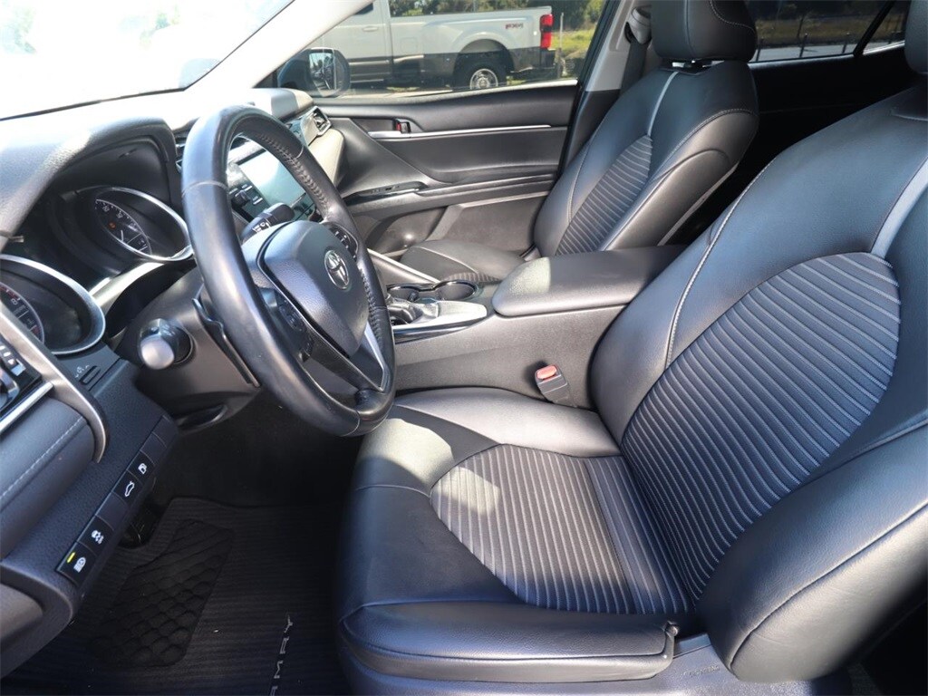 2018 Toyota Camry SE photo 2