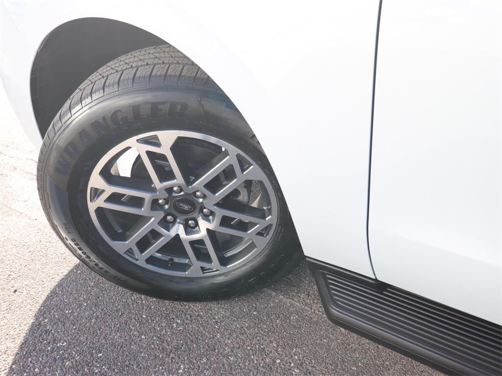 2025 Ford Expedition photo 3