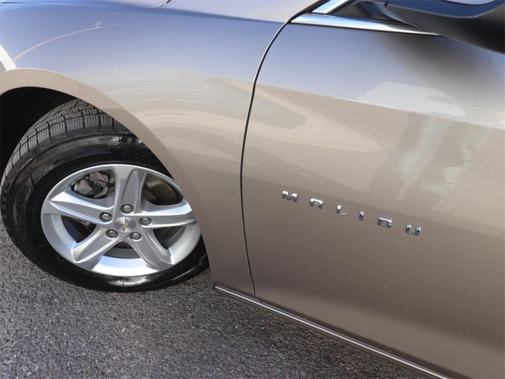 2024 Chevrolet Malibu 1LT photo 2