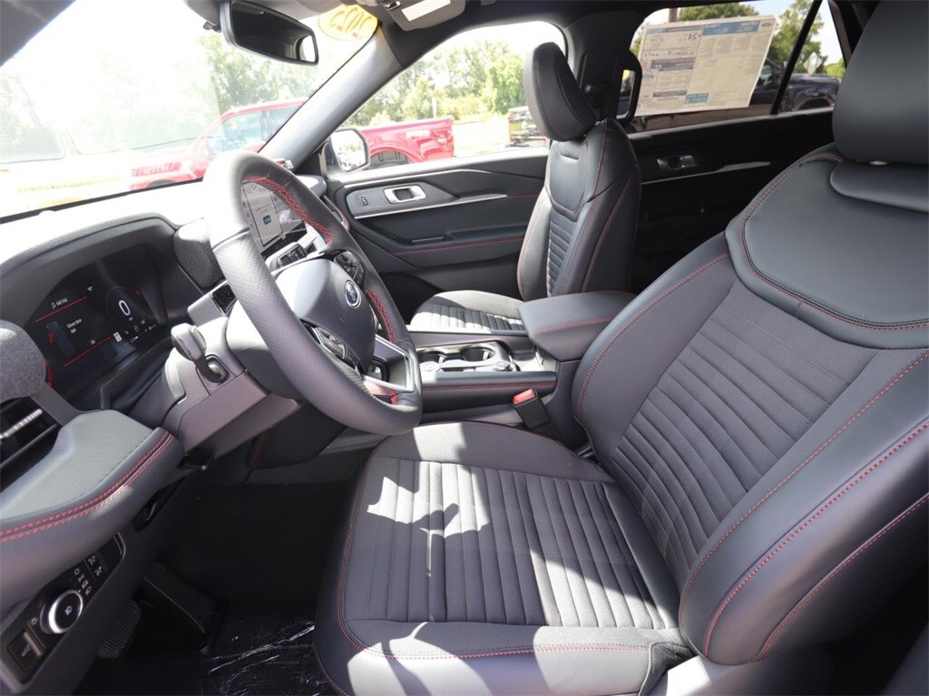 2025 Ford Explorer ST-Line photo 2