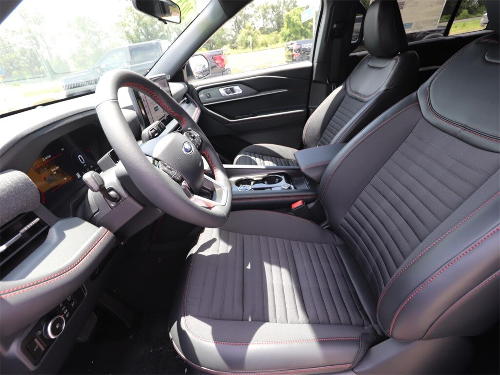 2025 Ford Explorer ST-Line photo 2