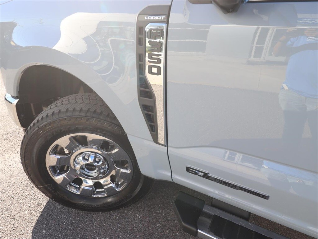 2026 Ford F-350 Lariat photo 3