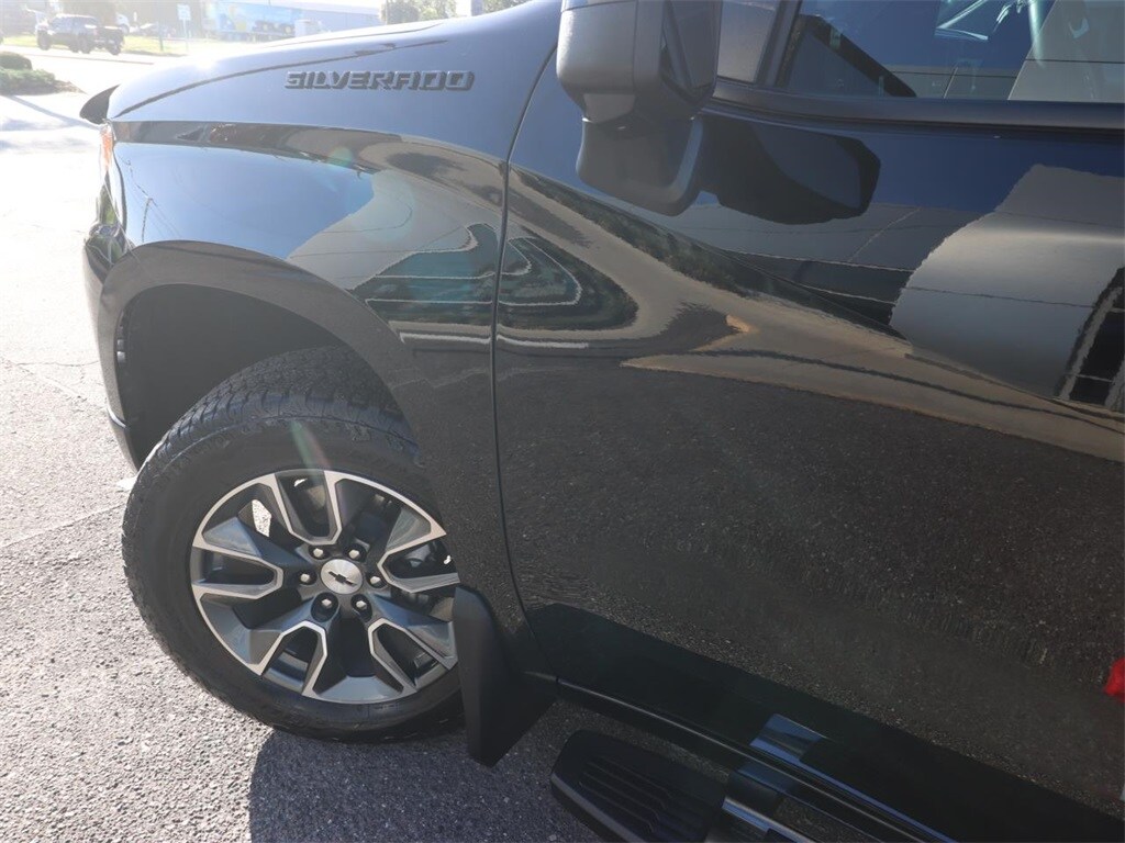 2025 Chevrolet Silverado 1500 RST photo 3