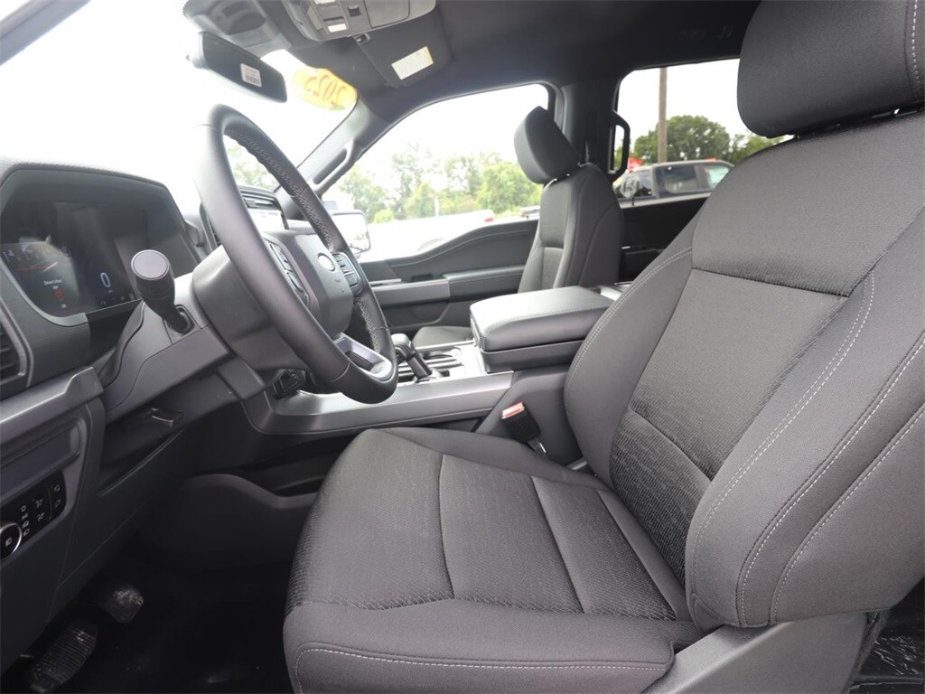 2025 Ford F-150 XLT photo 2