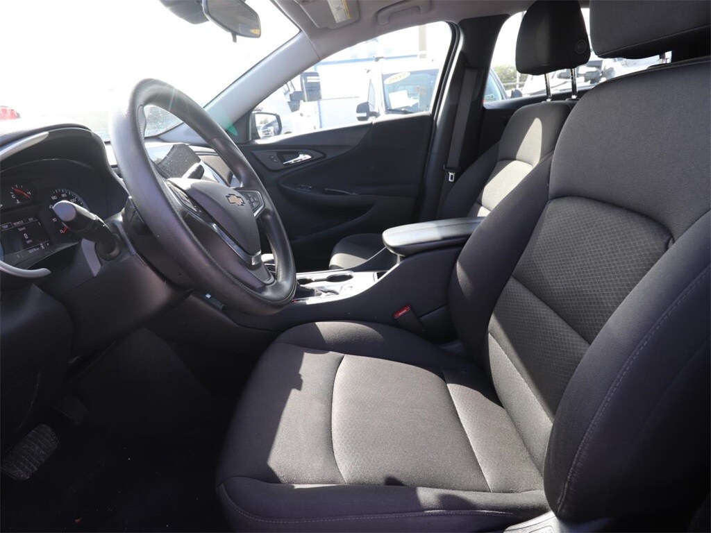 2024 Chevrolet Malibu 1LT photo 2