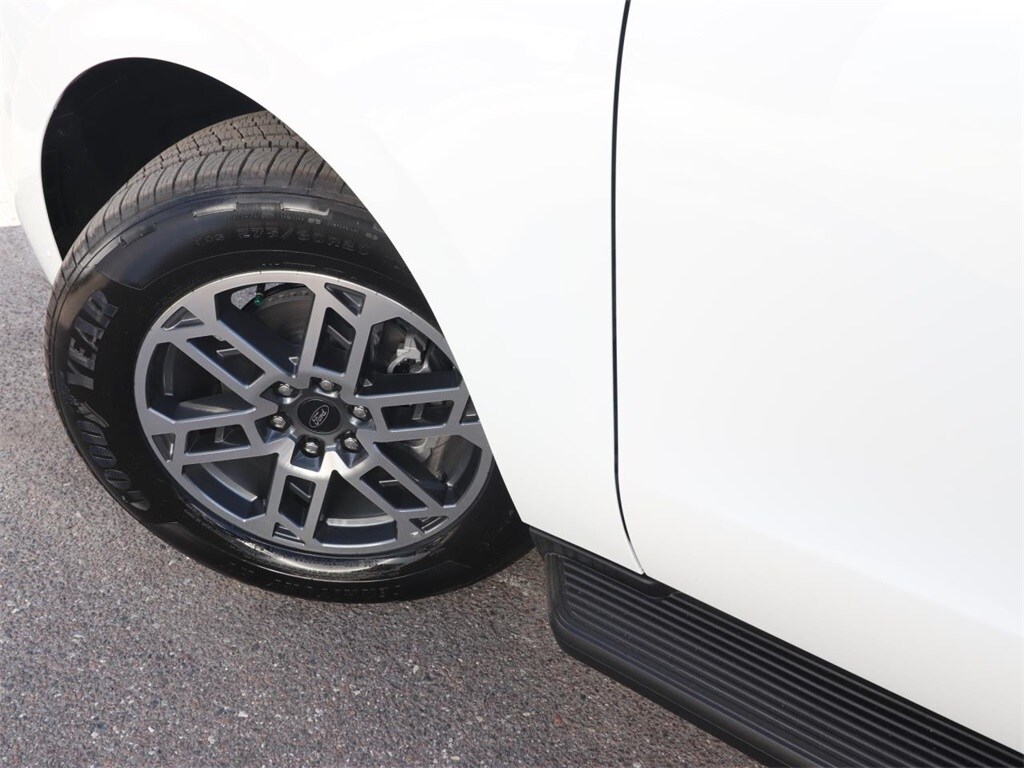 2025 Ford Expedition photo 3