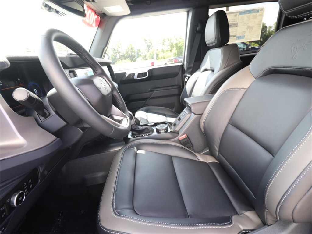 2025 Ford Bronco Outer Banks photo 2